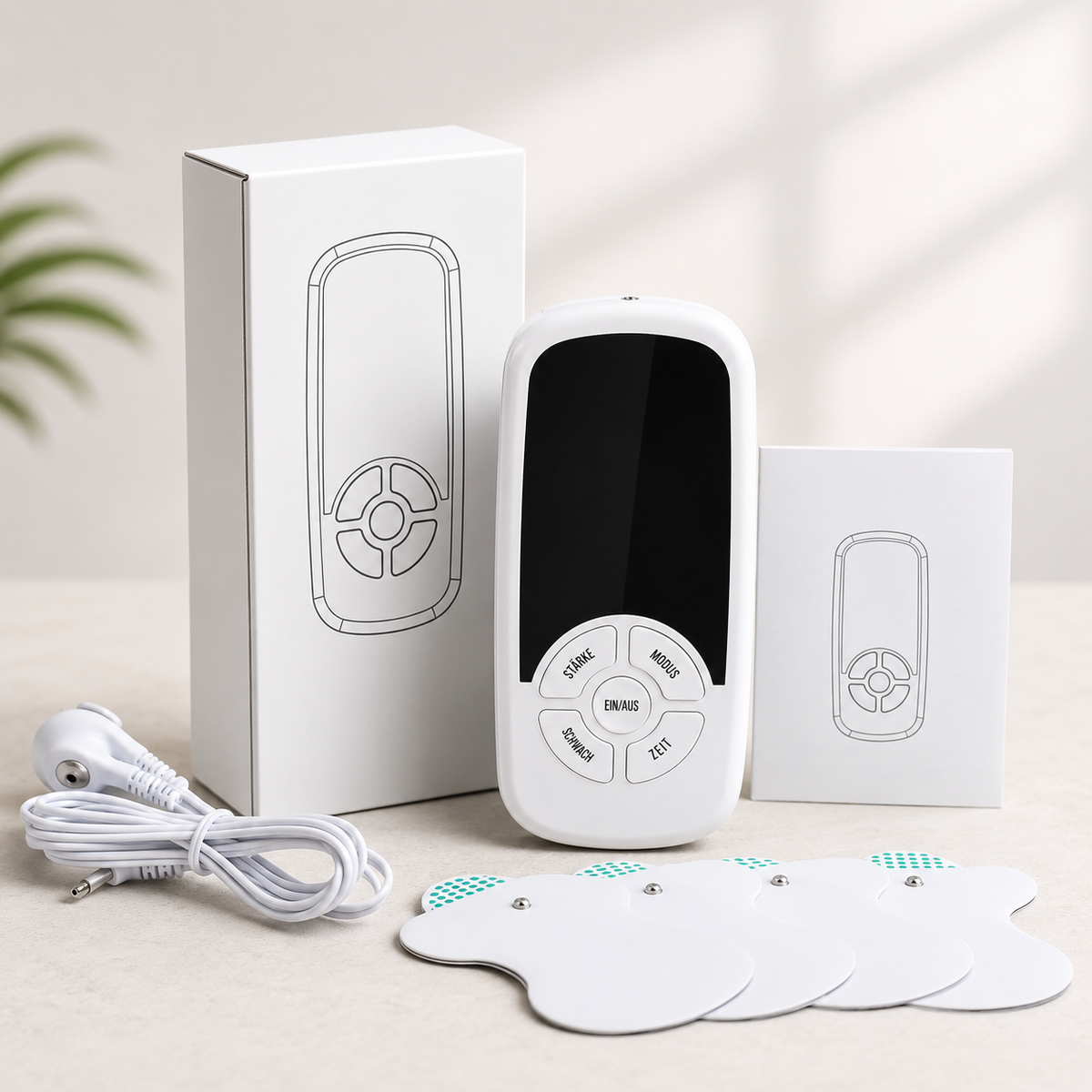 Massagegerät mit Zubehör und Elektrodenpads.
